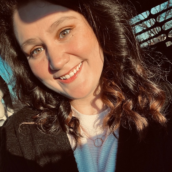 Meet your Posher, LeAnna!💚 - Picture 1 of 1